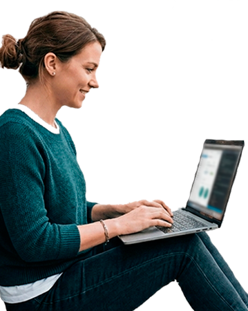 Mujer recibiendo soporte técnico en su computadora