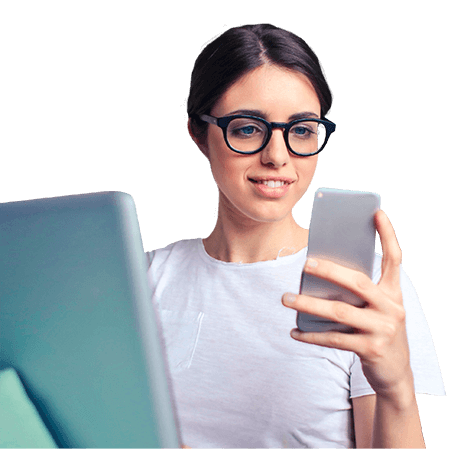 Chica revisando su celular.