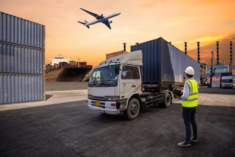 Fotomontaje con varios medios de transporte: camión, avión y barco.