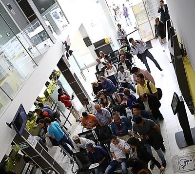 Foto de ciudadanos en un punto de atención.