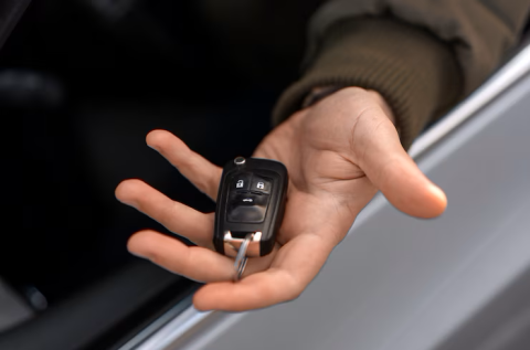 Imagen de una persona sosteniendo unas llaves de automóvil en su mano.